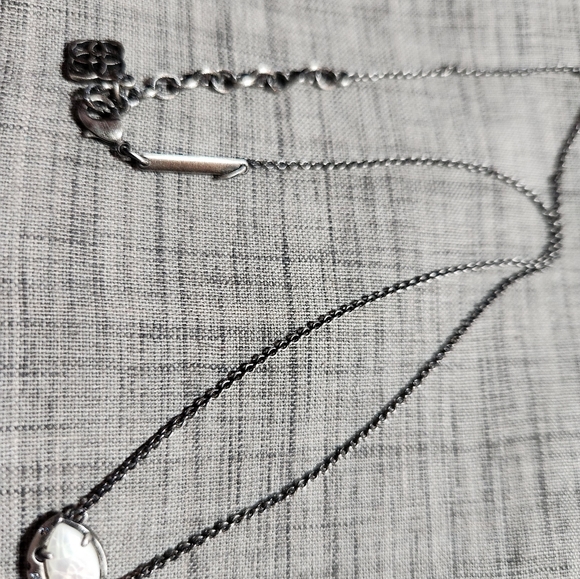 Kendra Scott bronze tone with mother of pearl setting - Picture 6 of 11